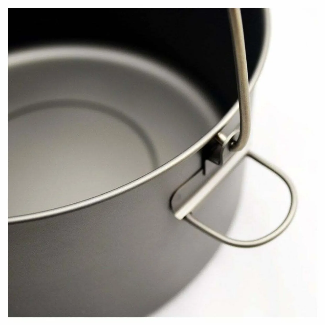 Titanium 2000ml Pot with Bail Handle